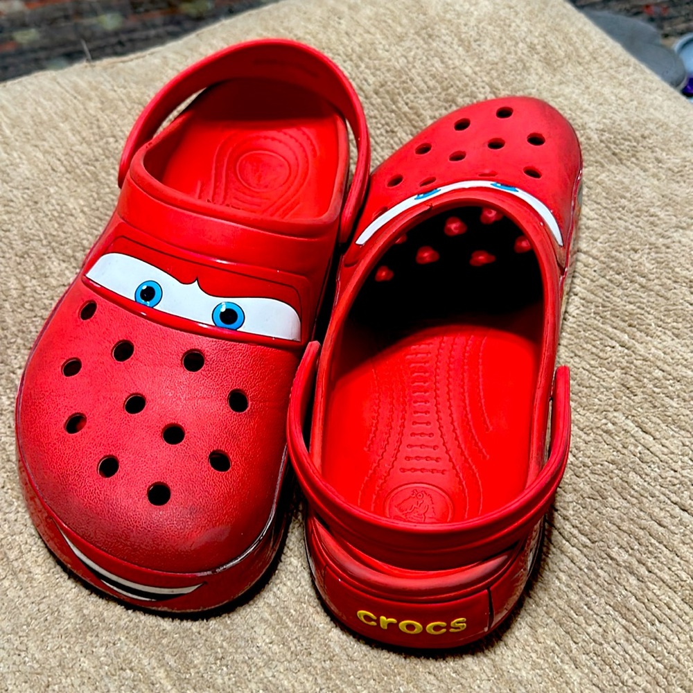 Used lightning McQueen crocs - Picture 2 of 4